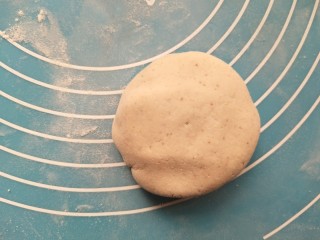 15、孝心包~无糖八珍紫薯包,倒着放在面板上。