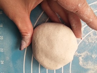 16、孝心包~无糖八珍紫薯包,用手搓圆。