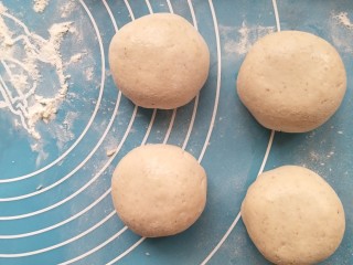 17、孝心包~无糖八珍紫薯包,像这样，表面拍上一点水。