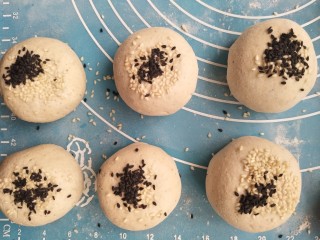 18、孝心包~无糖八珍紫薯包,拍水得上面，再放入黑白芝麻。