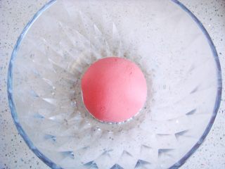 3、国色天香立体饼干,和成光滑的面团，盖上保鲜膜放置一旁醒一个小时。