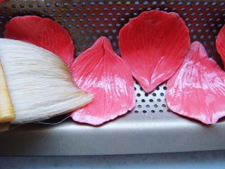 11、国色天香立体饼干,表面均匀的刷上一层食用油。