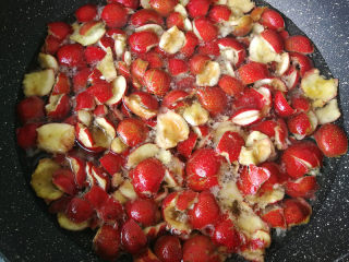 2、山楂球,洗好的山楂用手轻轻一捏,捏碎一些,放入锅中,放入没过山楂的清水,大火煮开,煮10分钟关火。