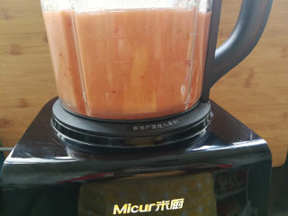 3、山楂球,煮好的山楂倒入破壁机,煮山楂的水不用全部倒进去,破壁机里的水量跟山楂齐平就可以了,水放多了,后面炒的时间会更长。启动点动功能,将山楂打成糊糊。