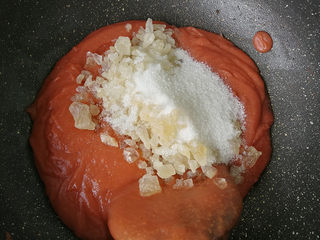 4、山楂球,打好的山楂糊糊倒入锅中,加入冰糖和白糖。小火翻炒。最好用不粘锅。