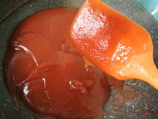 5、山楂球,一直炒,炒到提起刮刀,山楂糊滴落的时候呈倒三角状,这个时候就是山楂酱了。