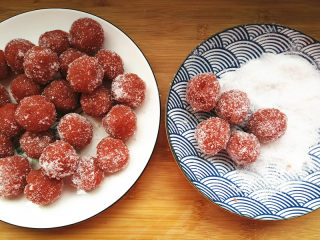 8、山楂球,放置温凉的山楂,搅拌均匀。戴上手套,将山楂糊搓成山楂球,滚上一层白砂糖。一定要是颗粒状的白砂糖,不是绵白糖!