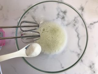 3、迷你巧克力夹心派,蛋清打散，分三次加入45g白砂糖