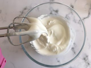 4、迷你巧克力夹心派,打至大弯钩状即可