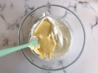 6、迷你巧克力夹心派,将翻拌好的蛋黄糊倒入剩余的蛋白糊中