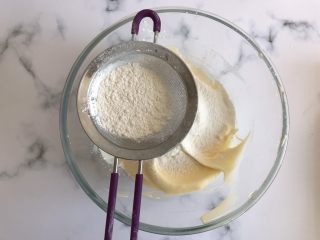 8、迷你巧克力夹心派,筛入60g的低筋面粉