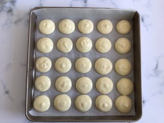 11、迷你巧克力夹心派,放入提前预热好的烤箱上下火170度烤15分钟