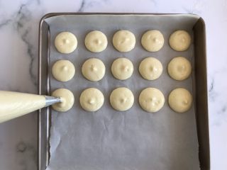 10、迷你巧克力夹心派,装入裱花袋，大小均匀的挤入烤盘中