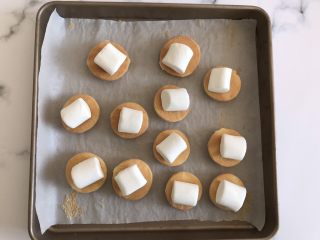 12、迷你巧克力夹心派,烤好后取出一半蛋糕饼翻面放上棉花糖继续烤2分钟即可