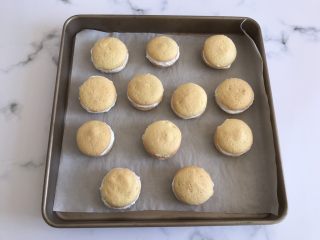 13、迷你巧克力夹心派,棉花糖变软盖上另一半的蛋糕饼，晾凉