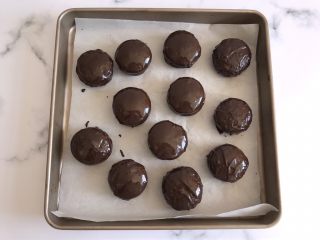 16、迷你巧克力夹心派,蘸满巧克力后放冰箱冷藏保存（一定要铺油纸）巧克力凉透后就可以食用啦