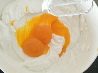 2、贺寿双层蛋糕(10＋6寸),分三次加糖后加入蛋黄。