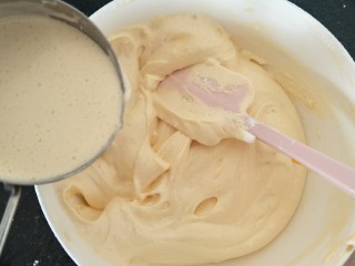 4、贺寿双层蛋糕(10＋6寸),过筛面粉后加入黄油和牛奶，切拌均匀。