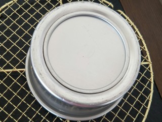 7、贺寿双层蛋糕(10＋6寸),倒扣凉凉。