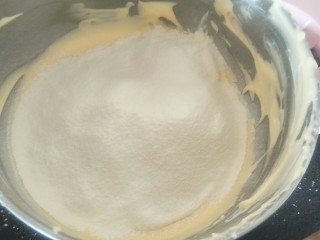 12、贺寿双层蛋糕(10＋6寸),过筛低筋面粉。搅拌均匀后加入黄油，牛奶。