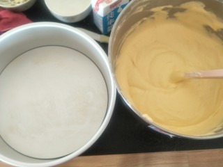 13、贺寿双层蛋糕(10＋6寸),倒入十寸戚风模具中。