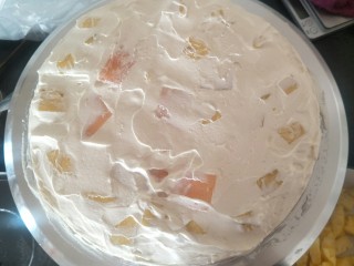 17、贺寿双层蛋糕(10＋6寸),刷上糖水后。一层奶油，放上你喜欢的水果，在该上奶油。