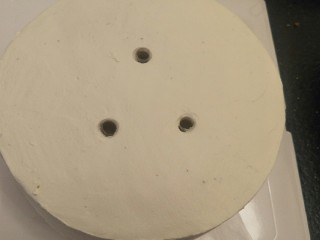 21、贺寿双层蛋糕(10＋6寸),用吸管打一下庄，为了让之后蛋糕不塌下来。