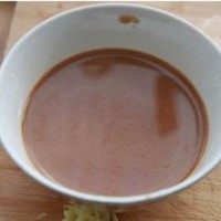 1、鱼香肉丝,将肉丝用少许盐、料酒和淀粉将肉丝稍腌。并将淀粉、盐、白糖、醋、生抽、肉汤（或水）兑成调味汁。