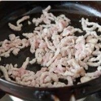 2、鱼香肉丝,锅中放油烧热后放入肉丝迅速拨散，至颜色变白即关火盛出备用；