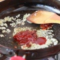 3、鱼香肉丝,锅中留底油爆香蒜末及姜末，接着加入豆瓣酱适量炒香，