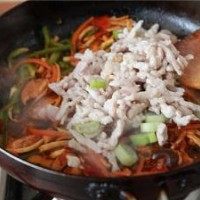 5、鱼香肉丝,再放木耳、笋片、葱花炒匀，烹入调味汁迅速翻簸起锅装盘即成。