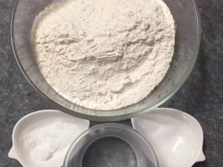 1、肉夹馍,面饼食材称好备用