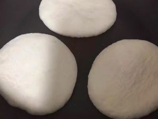 6、肉夹馍,盖上保鲜膜醒十五分钟，平底锅烧热，小火放入面饼
