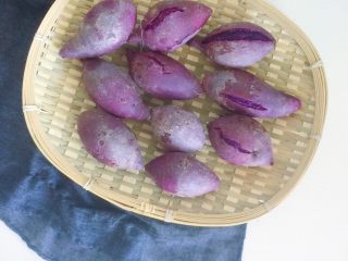 3、自制紫薯粉,蒸熟后的紫薯稍微晾凉