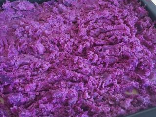 9、自制紫薯粉,均匀的铺开薄厚均匀