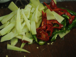 1、骨头肉炒西兰花茎,西兰花茎去皮后切薄片，青红辣椒切片