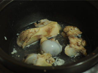 3、骨头肉炒西兰花茎,肉骨头不要丢掉了，加点水还可以炖一锅汤，用来下面条煮米粉最美味了