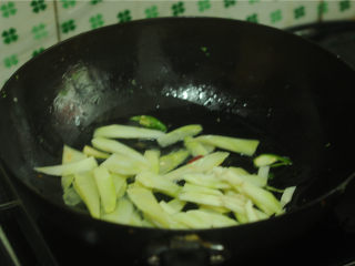 5、骨头肉炒西兰花茎,将西兰花茎片放入锅里