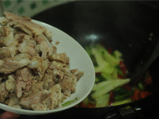 8、骨头肉炒西兰花茎,将肉片倒进锅里，翻拌至肉片变热