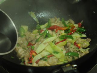 11、骨头肉炒西兰花茎,如果觉得很干，沿着锅边淋入少许水