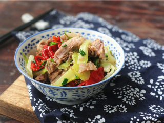 12、骨头肉炒西兰花茎,焖炒一分钟即可出锅