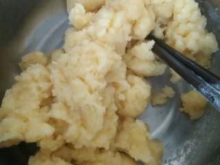 1、泡芙,黄油，牛奶，糖，盐，水加入小锅加热至融化^_^～关火后把过筛的低筋面粉全部倒入搅拌^_^～