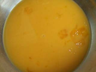 2、泡芙,全蛋液准备好，分成四至五次加入^_^继续搅拌