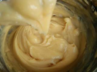 3、泡芙,面糊成图片状就可以装进裱花袋啦^_^挤啊挤～