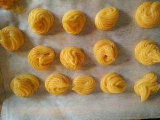 4、泡芙,烤盘铺好硅油纸，200度上下火15分钟，不要打开烤箱门，接着180度再烤十分钟^_^～期待吧