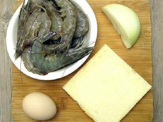 1、美味虾饼,材料:鲜虾250g,洋葱50g,全麦面包(或面包、面粉)30g,鸡蛋(取两小勺蛋液)。