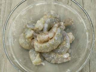 2、美味虾饼,鲜虾剥壳去虾线,加盐和淀粉轻轻揉捏,然后用水洗净,擦干水分。