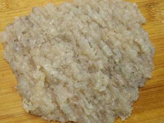 3、美味虾饼,洗净擦干后的鲜虾剁成泥,剁得越细腻做出来的虾饼口感越好。