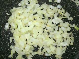 4、美味虾饼,洋葱切碎用锅炒一两分钟,或放入耐热玻璃盒,盖上保鲜膜,用微波炉叮一分钟。