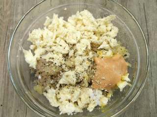 5、美味虾饼,虾泥盛入碗中,加入洋葱碎,撕碎的面包,在倒入两小勺蛋液,一大勺蛋黄酱,少许大蒜粉,胡椒粉,淀粉。